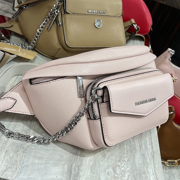 MICHAEL KORS
Maisie Large Pebbled Leather 2-in-1 Sling Pack
LT Powder Blush
NWT - Picture 2 of 16